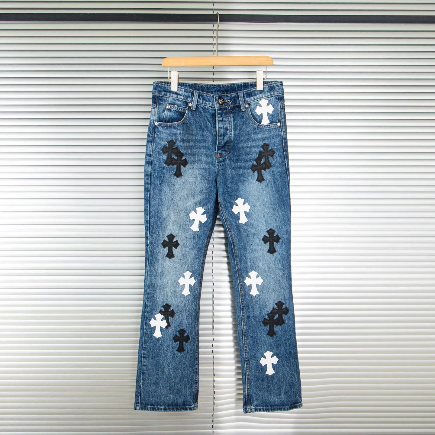 P240 Chrome Hearts Chrome Hearts blue pants, black and white multi-leather jeans, multi-leather label work jeans, ch jeans, all need to be washed and then disassembled and hand-stitched with sheepskin cross leather and then spliced to complete. The whole process is too complicated to describe. About Chrome Hearts This is an extremely luxurious fashion brand that can also be called the nobility of the high street. It has always been an exclusive brand for some hipsters or rich second generations. Compared with ordinary high streets, it is more luxurious and noble. Compared with luxury brands, it is more fashionable and individual. It has always been a brand that I have a special liking for. Style number: 1790# Color: blue Size: 28 30 32 34 36
